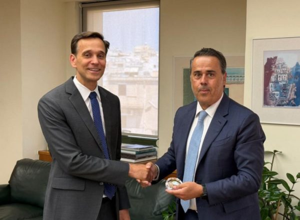 ΥΠΕΝ: Συνάντηση Σ. Παπασταύρου με τον Τζος Χακ, τον νέο επιτετραμμένο της πρεσβείας των ΗΠΑ στην Αθήνα