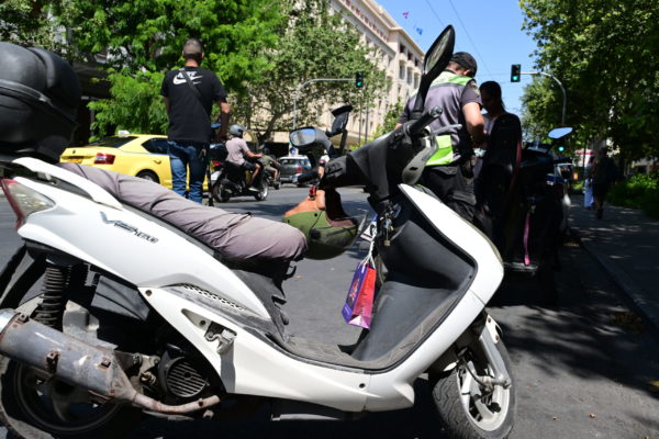 Νέος ΚΟΚ: Πάνω από 2.800 παραβάσεις βεβαιώθηκαν την πέμπτη εβδομάδα της εκστρατείας «Μηδενική ανοχή στη μη χρήση κράνους»