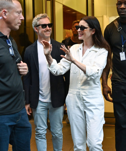 Anne Hathaway: Μας δείχνει έναν εναλλακτικό τρόπο να φορέσουμε το jumpsuit