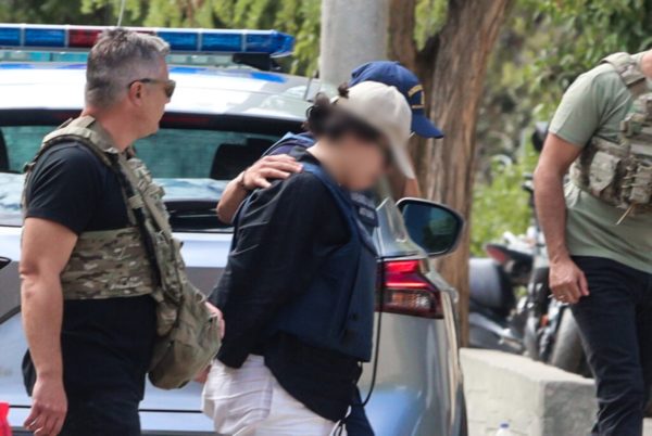 Νεκρό κοριτσάκι στο Π. Φάληρο: Απολογείται στον ανακριτή αυτή την ώρα η μητέρα – Εμμένει στο σενάριο ατυχήματος, αρνείται την κακοποίηση