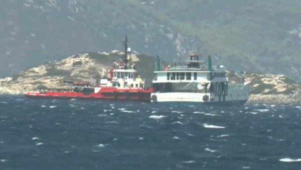 Προσάραξη φέρι μποτ στα Νέα Στύρα: Σε θέση «μάχης» δύο ρυμουλκά, περιμένουν το «πράσινο φως» για το σχέδιο αποκόλλησης – Σε «ομηρία» οχήματα και αποσκευές