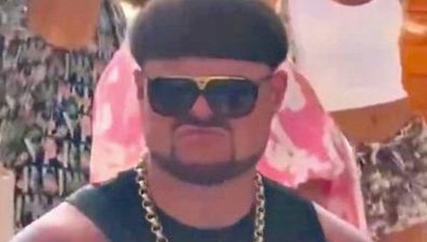Ποιος είναι ο «Ibiza Final Boss» που έχει κατακλύσει το διαδίκτυο