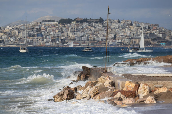 Καιρός: Θυελλώδεις άνεμοι έως 9 μποφόρ σήμερα – Η εξέλιξη τις επόμενες ώρες