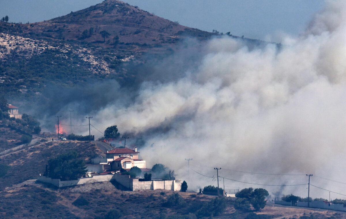 Φωτιά τώρα: Καίγονται σπίτια στην Κερατέα – Τεράστια μάχη των πυροσβεστών με την πύρινη λαίλαπα – Το ΕΡΤNews στην πρώτη γραμμή του μετώπου