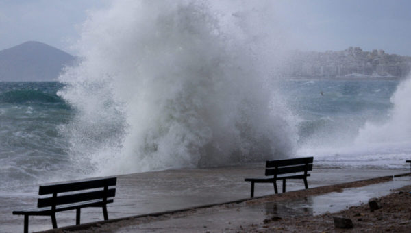 Καιρός: Αραιές νεφώσεις με θυελλώδεις ανέμους έως 8 μποφόρ – Η πρόγνωση για τις επόμενες μέρες