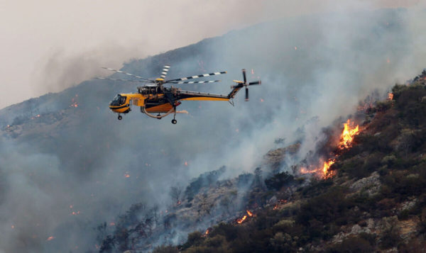 Φωτιά τώρα στην περιοχή Σοφό Ασπροπύργου – Στη «μάχη» και εναέρια μέσα
