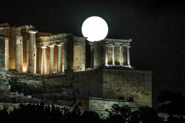 Η Aυγουστιάτικη Πανσέληνος φώτισε τον ουρανό – Μαγευτικές εικόνες