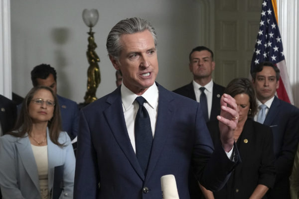 Ο κυβερνήτης της Καλιφόρνιας Νιούσομ χαρακτηρίζει «εκβιασμό» την απαίτηση της κυβέρνησης το δημόσιο πανεπιστήμιο της πολιτείας να πληρώσει 1 δισεκ. δολάρια