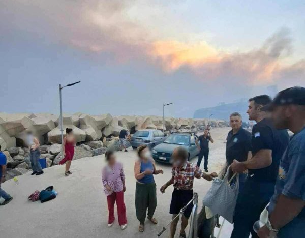 Φωτιά τώρα – Χίος: Καρέ καρέ ο απεγκλωβισμός δεκάδων πολιτών από τις παραλίες Λημνιά και Αγία Μαρκέλλα
