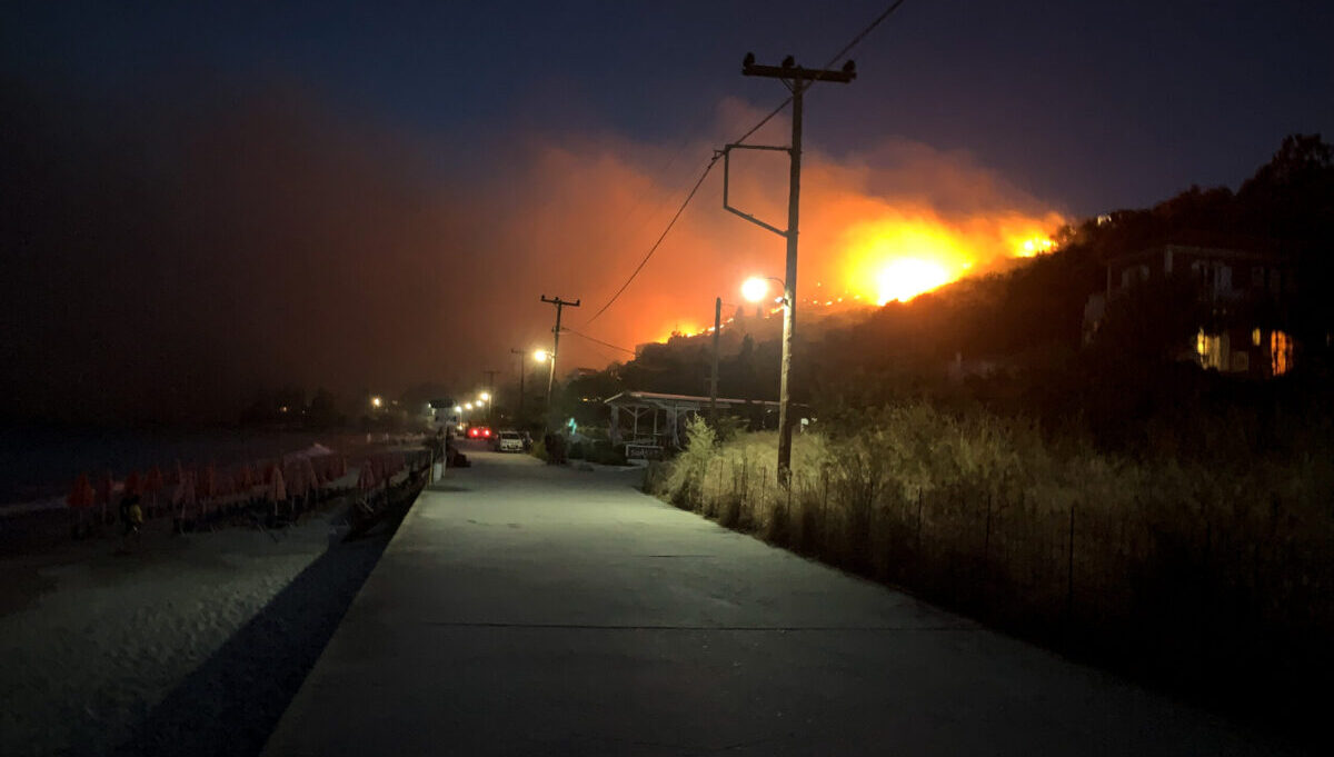Φωτιά τώρα σε δασική έκταση στον Αθέρα Κεφαλονιάς