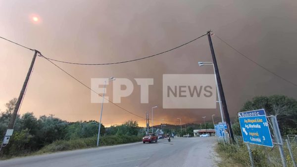 Ολονύχτια μάχη με τις φλόγες στη βορειοδυτική Χίο – Απεγκλωβισμοί δια θαλάσσης και εκκενώσεις οικισμών