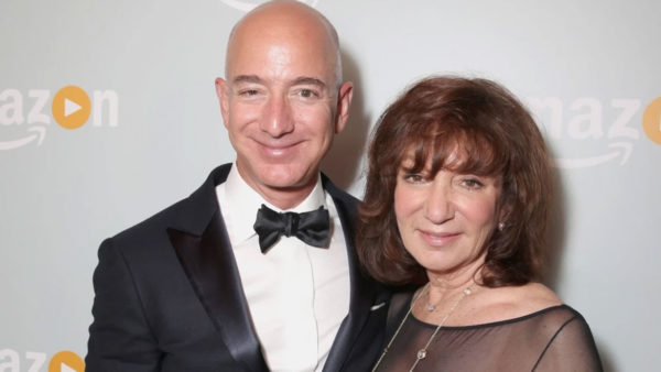 Πέθανε η μητέρα του Jeff Bezos σε ηλικία 78 ετών