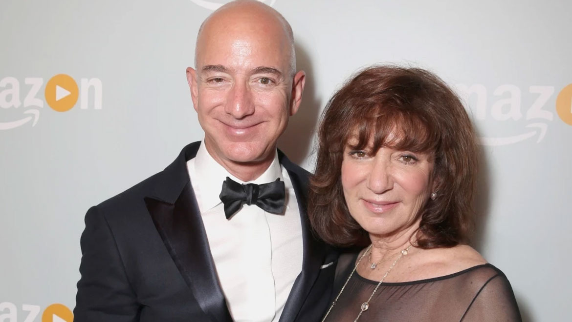 Πέθανε η μητέρα του Jeff Bezos σε ηλικία 78 ετών