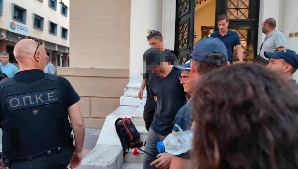 Στον ανακριτή οι συλληφθέντες για την πυρκαγιά στα Συχαινά Πάτρας – Κενά μνήμης λόγω μέθης επικαλείται ο 27χρονος