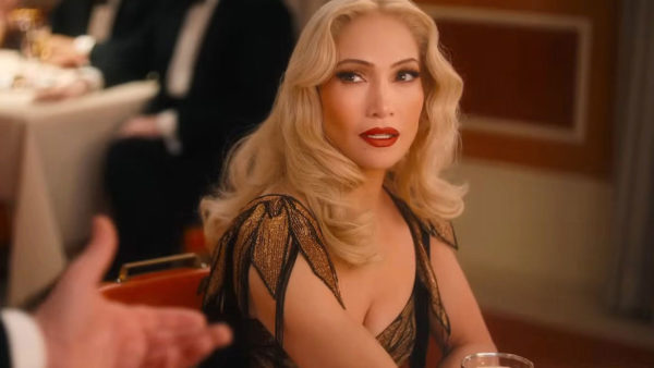 Jennifer Lopez: Φωτογραφίζεται με μαύρο διχτυωτό φόρεμα και μιλάει για τον νέο της ρόλο σε μιούζικαλ