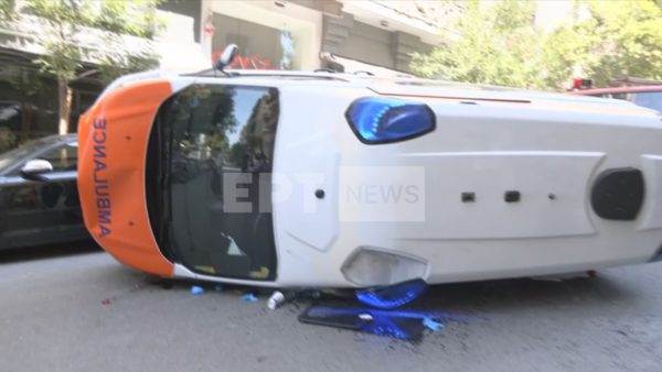 Ιδιωτικό ασθενοφόρο ανατράπηκε στο Γουδή