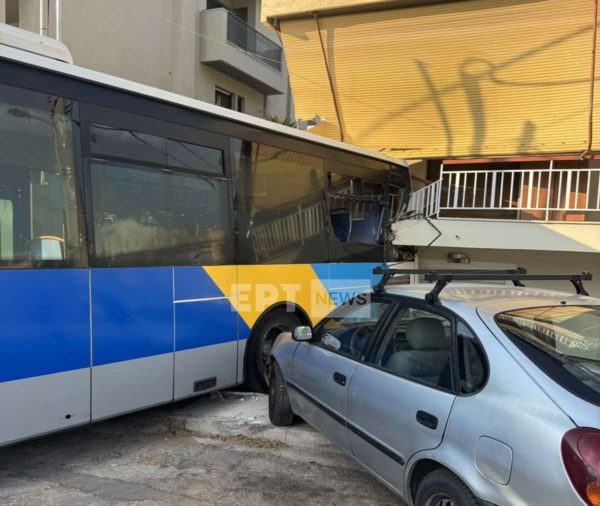 Λεωφορείο προσέκρουσε σε κατοικία στην περιοχή του Παπάγου – Διαπέρασε το μπαλκόνι