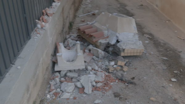«Στην αρχή νομίσαμε ότι ήταν σεισμός» δηλώνουν αυτόπτες μάρτυρες για το σταθμευμένο λεωφορείο που κύλησε και έπεσε σε κατοικία