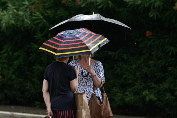 Καιρός: Καταιγίδες σε πολλές περιοχές, πρόσκαιρα και στην Αττική – Άνοδος θερμοκρασίας από Πέμπτη