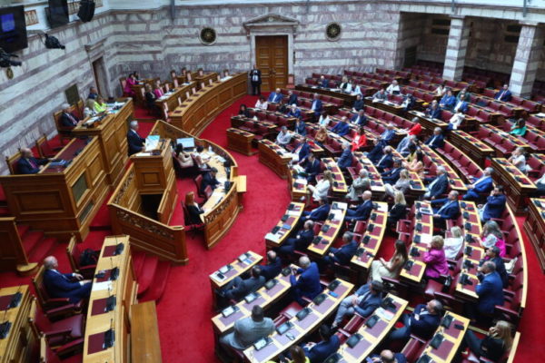 Πυρά της αντιπολίτευσης με επίκεντρο τις εξελίξεις στο Ουκρανικό και τις τοποθετήσεις του πρωθυπουργού