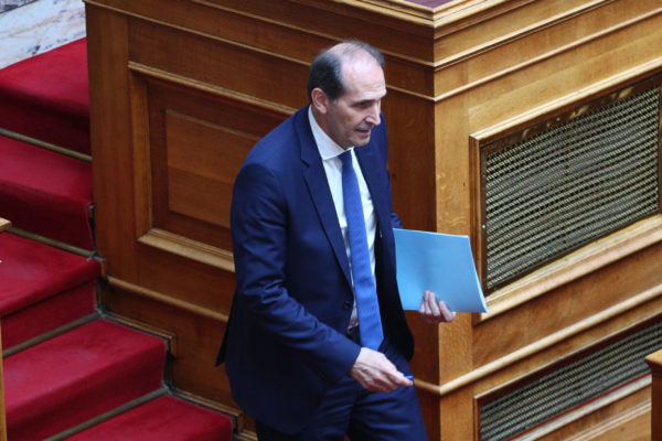 «Η οικογένεια της Νέας Δημοκρατίας αποχαιρετά συγκλονισμένη και με ανείπωτη θλίψη τον Γενικό Γραμματέα της Κοινοβουλευτικής μας Ομάδας Απ.Βεσυρόπουλο»