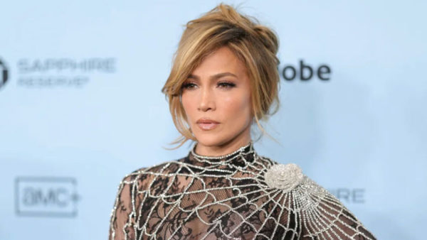 Jennifer Lopez: Κατάξανθη και με συγκλονιστικά retro χτενίσματα στη νέα της ταινία