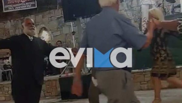 Εύβοια: Παπάς «κλέβει την παράσταση» σε πανηγύρι [βίντεο]