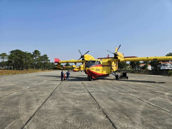 Τα ελληνικά Canadair επιχειρούν στις πυρκαγιές της Πορτογαλίας – Επίγεια ενίσχυση από 20 Έλληνες δασοκομάντος