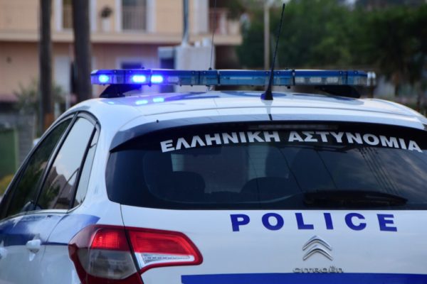 Σαλαμίνα: 23χρονος οδηγός χωρίς δίπλωμα παρέσυρε και εγκατέλειψε ηλικιωμένη