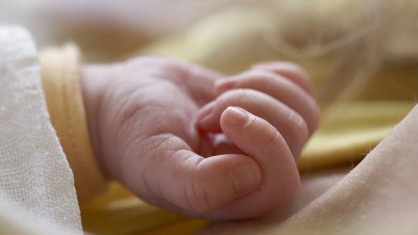 Έντονες αντιδράσεις σε Δανία και Γροιλανδία – Πήραν νεογέννητο μωρό από τη μητέρα του μετά από αμφιλεγόμενο τεστ γονικής ικανότητας