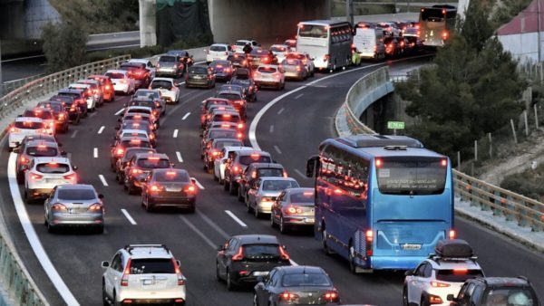 Επιστρέφουν σταδιακά οι αδειούχοι του καλοκαιριού – Σε ισχύ μέτρα της τροχαίας για τη διευκόλυνση των οδηγών