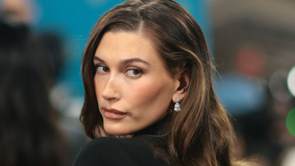 Hailey Bieber: Αποκαλύπτει ποιο προϊόν μακιγιάζ έχει σταματήσει να χρησιμοποιεί