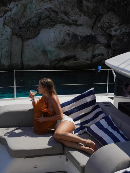 Κλέλια Ανδριολάτου:  Οι topless φωτογραφίες πάνω σε σκάφος
