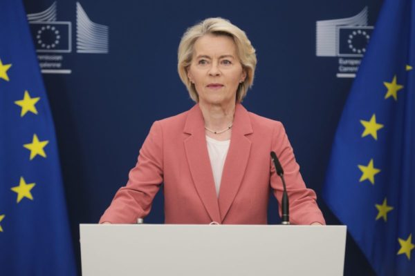 Επικοινωνία Φον ντερ Λάιεν με Τραμπ και Ζελένσκι: Ο Πούτιν πρέπει να διαπραγματευτεί