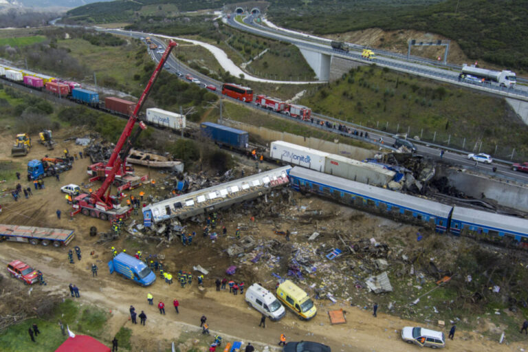 Τέμπη: Το πόρισμα της πυροσβεστικής βάζει τέλος στις θεωρίες για την πυρόσφαιρα – Δεν εντοπίζει ίχνη καύσης στην καμπίνα της δεύτερης ηλεκτράμαξας