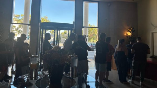 Ουρές στο Βόλο για τη Συλλεκτική Κάρτα Φιλάθλου του Ολυμπιακού και τα εισιτήρια του αγώνα (pic+vid)