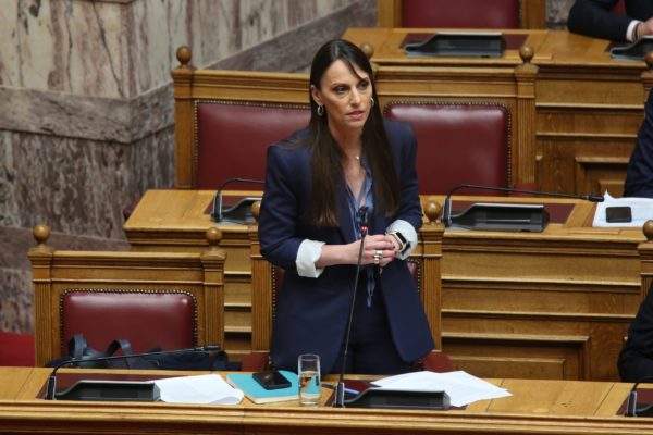 Bουλή – Β. Χαραλαμπογιάννη: Η κυβέρνηση επιλέγει τη δράση αντί της αδράνειας