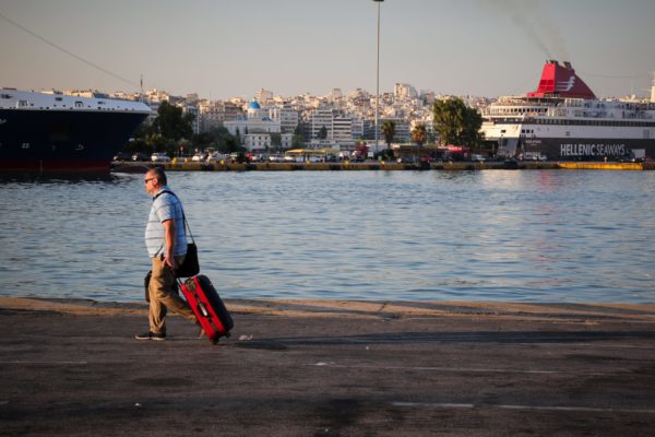 Επιστρέφουν και οι τελευταίοι από τους αδειούχους – Πάνω από 33.000 αφίξεις ημερησίως στον Πειραιά