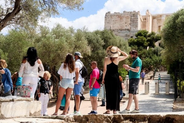 Ανοδικές αφίξεις και έσοδα από τον τουρισμό στην Ελλάδα