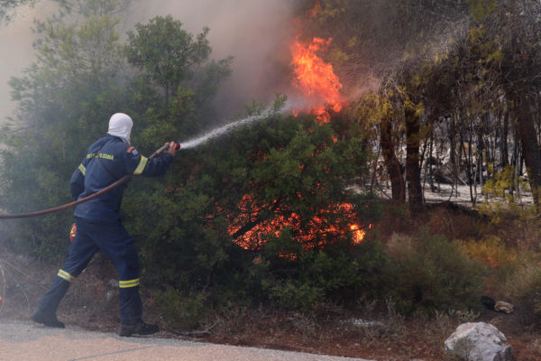 [379666] ΓΙΑ 2Η ΗΜΕΡΑ ΣΥΝΕΧΙΖΕΤΑΙ Η ΜΕΓΑΛΗ ΠΥΡΚΑΓΙΑ ΣΤΗΝ ΑΝΑΤΟΛΙΚΗ ΑΤΤΙΚΗ ΣΤΗΝ ΠΕΡΙΟΧΗ ΤΗΣ ΚΕΡΑΤΕΑΣ  (ΓΙΑΝΝΗΣ ΠΑΝΑΓΟΠΟΥΛΟΣ/EUROKINISSI)