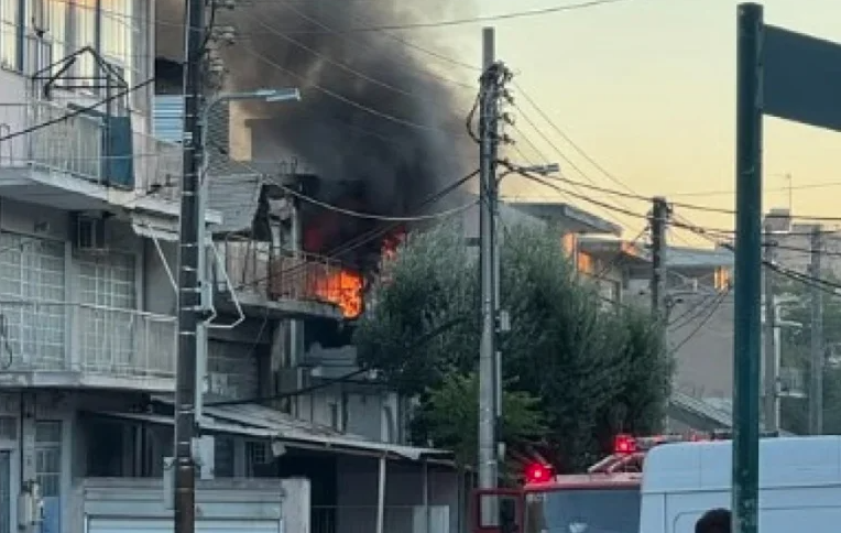 Φωτιά τώρα σε επιχείρηση στο Περιστέρι
