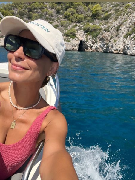 Κατερίνα Παπουτσάκη: Φωτογραφίες από τις διακοπές στο Αγκίστρι με τους γιους της