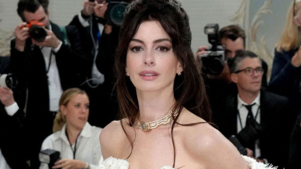 Anne Hathaway: H παρατήρηση στους παπαράτσι στα γυρίσματα του Devil Wears Prada 2