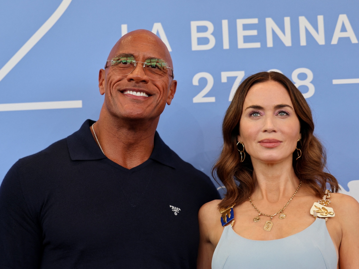 Emily Blunt: Το κραγιόν που πρέπει να βρίσκεται στο νεσεσέρ σου τη φετινή σεζόν