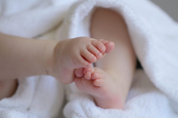Συνελήφθη γυναίκα που συνδέεται με την εγκατάλειψη του βρέφους κοντά στην Ακρόπολη – Τα ερωτήματα γύρω από την υπόθεση
