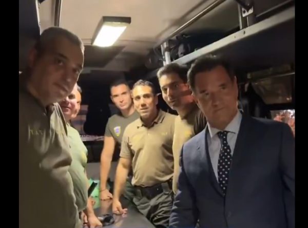 Ο Ά. Γεωργιάδης ευχαρίστησε άνδρες των ΜΑΤ που τον υπερασπίστηκαν στο νοσοκομείο της Δράμας