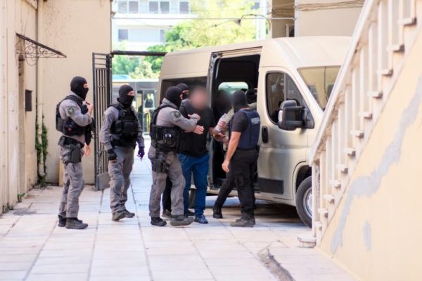 Εγκληματική οργάνωση – Κρήτη: Στον ανακριτή και τα δύο αδέρφια – Τι προκύπτει από το ντοκουμέντο έξω από το σπίτι του «Στρατηγού»