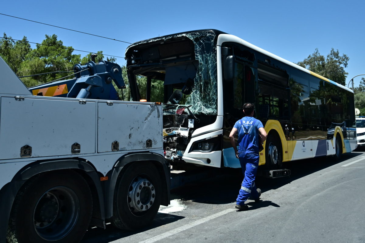 Λεωφορείο συγκρούστηκε με γερανό στη λεωφόρο Συγγρού – Δυσχέρεια στην κυκλοφορία