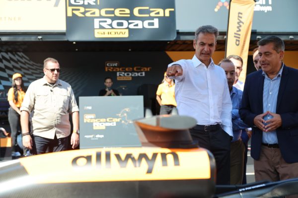 H βόλτα του Πρωθυπουργού στο περίπτερο της Formula 1 και η φανέλα της Εθνικής μπάσκετ με το όνομά του
