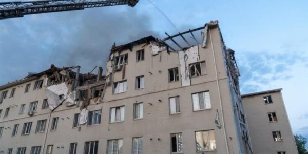 Ουκρανία: Τρεις νεκροί, ανάμεσά τους παιδί, στη νυχτερινή επιδρομή της Ρωσίας – Στις φλόγες τυλίχτηκε ένα κυβερνητικό κτίριο